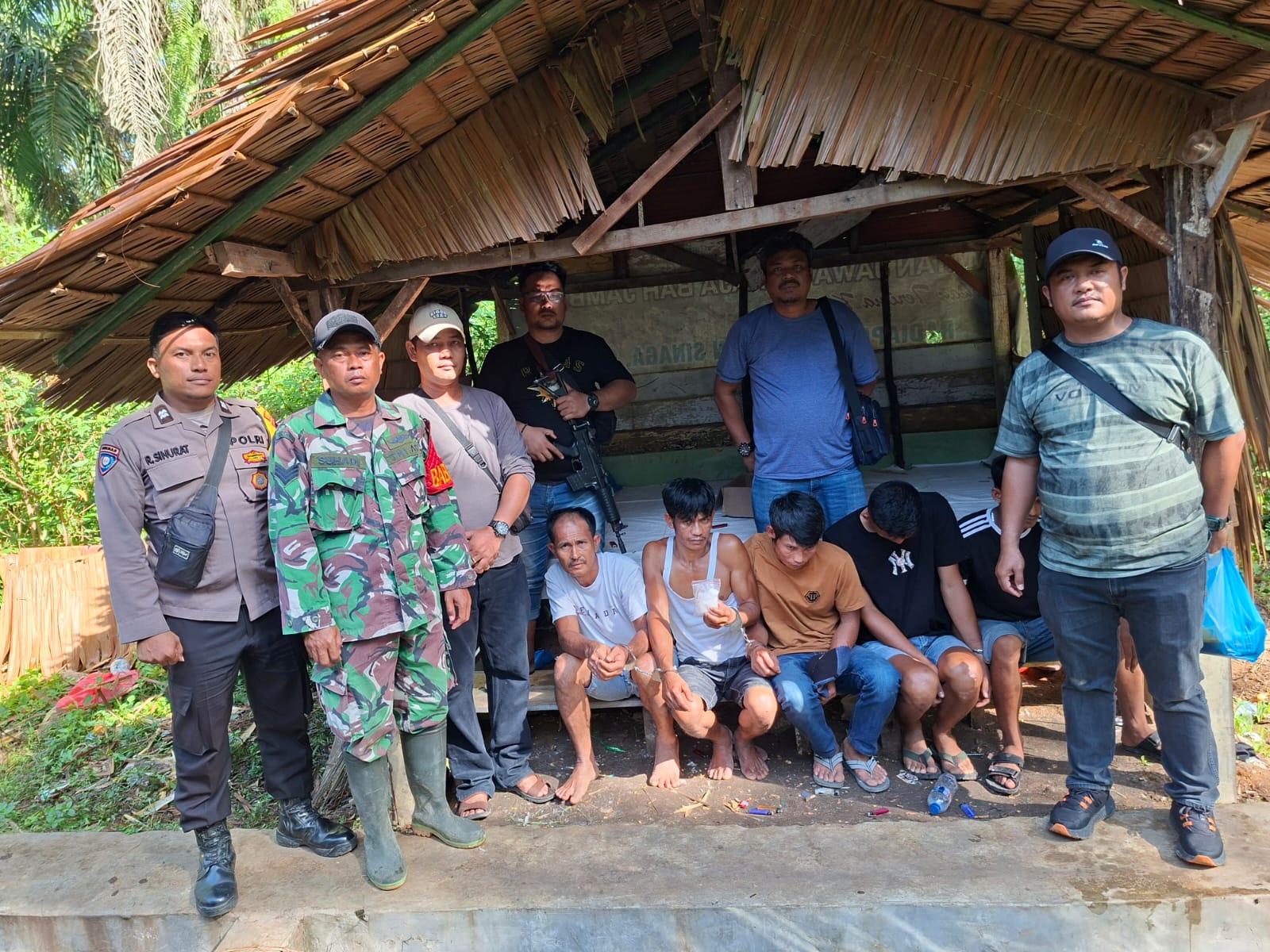 Digerebek Polisi, Gubuk Bandar Sabu di Tanah Jawa Dibakar hingga Rata dengan Tanah